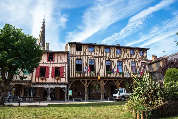 Fransa 'nın güneyinde, Languedoc Roussillon' daki Mirepoix ortaçağ köyünün mimarisi.