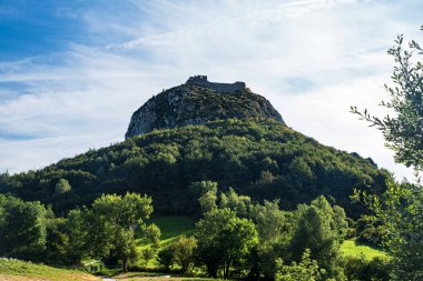 Montsgur 'un Cathar kalesi bir kayanın tepesinde.