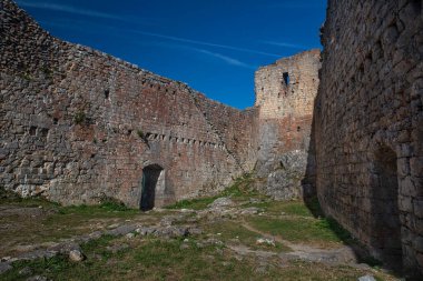 Montsegur 'un Cathar kalesi bir kayanın tepesinde.