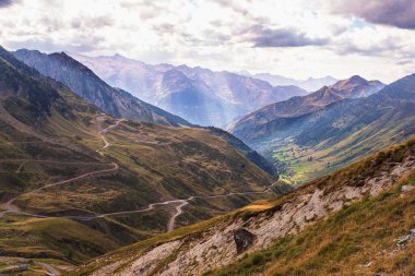 Yaz mevsiminde Pireneler, Fransa 'da dağ manzarası 