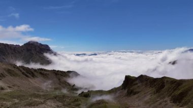 Fransa 'da yaz aylarında Pireneler' deki Nouvielle göllerinin manzarası