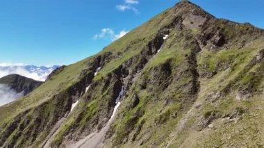 Fransa 'da yaz aylarında Pireneler' deki Nouvielle göllerinin manzarası