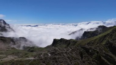 Fransa 'da yaz aylarında Pireneler' deki Nouvielle göllerinin manzarası