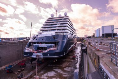 Tamir için limanda bir gemi.