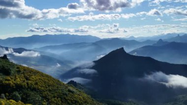 Dağlar, İspanya 'daki Picos de Europa parkında çiçek ve bulutlarla kaplı.