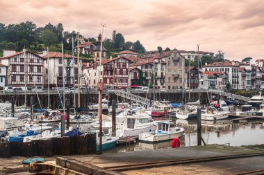 Fransa 'nın Bask bölgesinde Saint Jean de Luz kasabası, limanda tekneleri var.