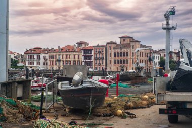 Fransa 'daki Saint Jean de Luz limanında balıkçı ağları olan küçük bir tekne.