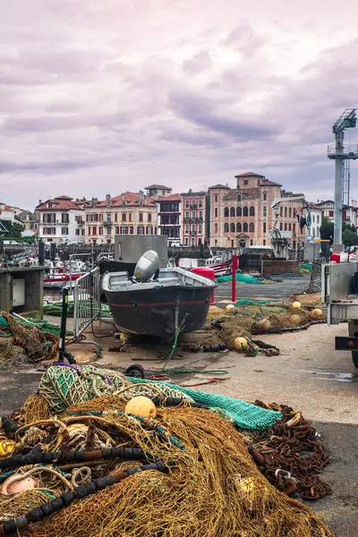 Fransa 'daki Saint Jean de Luz limanında balıkçı ağları olan küçük bir tekne.