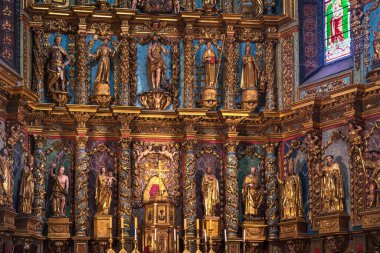 Bask ülkesi Fransa 'daki Saint-Jean-de-Luz kasabasındaki kilisenin içinde.