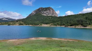 İspanya 'daki Picos de Europa Ulusal Rezervi' nde göl, bitki örtüsü ve dağlar