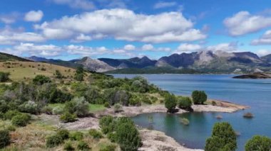 İspanya 'daki Picos de Europa Ulusal Rezervi' nde göl, bitki örtüsü ve dağlar