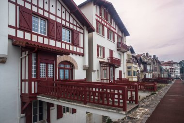 Fransa 'nın Bask bölgesinde Saint-Jean-de-Luz' daki evlerin tipik mimarisi