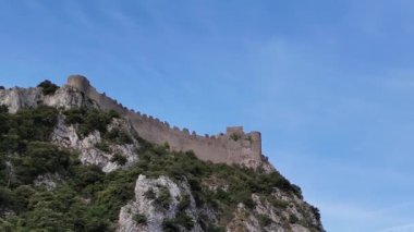 Fransa 'nın Occitanie kentindeki Puilaurens Cathar şatosunun kalıntıları