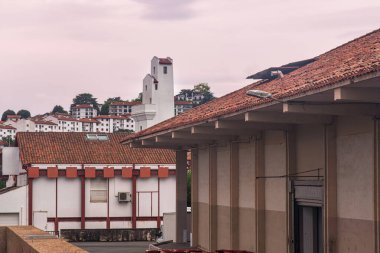 Bask evlerinin mimarisi ve Fransa 'daki Saint Jean de Luz deniz feneri.