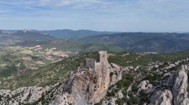 Fransa 'da Aude' deki Quribus Cathar kalesinin kalıntıları.