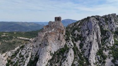 Fransa 'da Aude' deki Quribus Cathar kalesinin kalıntıları.