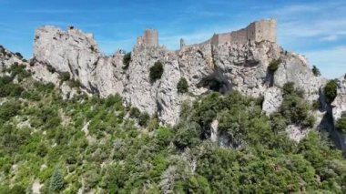 Fransa 'nın Aude bölgesindeki Peyrepertuse Katar Kalesi' nin havadan görünüşü
