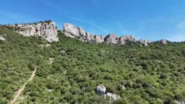 Fransa 'nın Aude bölgesindeki Peyrepertuse Katar Kalesi' nin havadan görünüşü