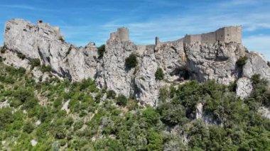 Fransa 'nın Aude bölgesindeki Peyrepertuse Katar Kalesi' nin havadan görünüşü