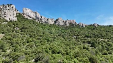 Fransa 'nın Aude bölgesindeki Peyrepertuse Katar Kalesi' nin havadan görünüşü