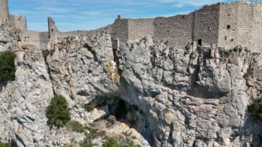 Fransa 'nın Aude bölgesindeki Peyrepertuse Katar Kalesi' nin havadan görünüşü