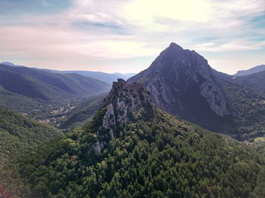 Fransa 'nın Occitanie kentindeki Puilaurens Cathar şatosu