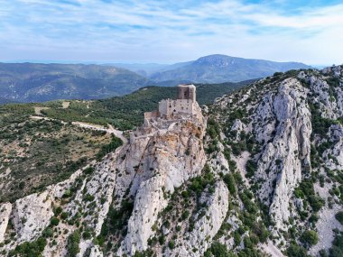 Fransa 'da Aude' deki Quribus Cathar kalesinin kalıntıları.