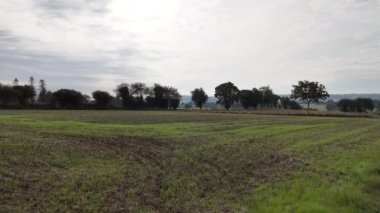 Çevresindeki kırsal ve çitleri birbirinden ayıran yeşil tarlaların havadan görünüşü