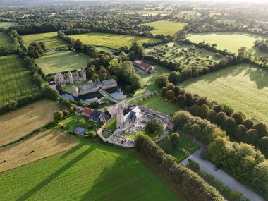 Fransa 'nın Normandiya kentindeki Gratot köyünün kilise ve kale harabeleriyle hava manzarası.