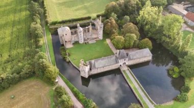 Fransa 'nın Normandiya kentindeki Gratot köyünün kilise ve kale harabeleriyle hava manzarası.