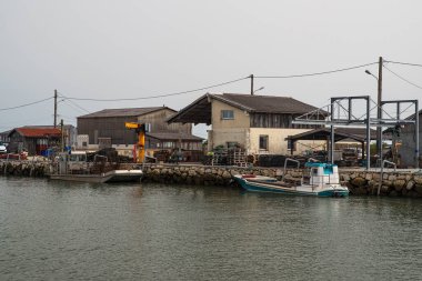 Fransa, Arcachon 'da deniz kenarındaki istiridye çiftliği köyü.