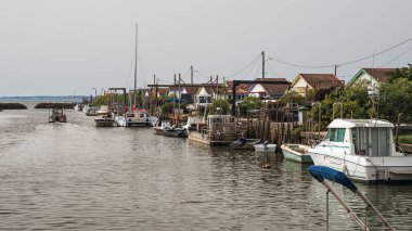 Fransa, Arcachon 'da deniz kenarındaki istiridye çiftliği köyü.