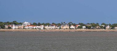 Fransa 'nın Charentes kentindeki Royan sahil kasabasının şehir silueti.