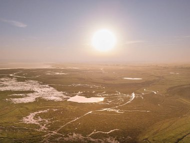 Fransa, Normandiya 'da Mont Saint Michel' in önündeki çayır ve tarla