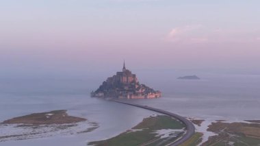 Mont-Saint-Michel 'in Normandiya, Fransa' daki hava manzarası