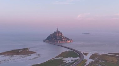Mont-Saint-Michel 'in Normandiya, Fransa' daki hava manzarası