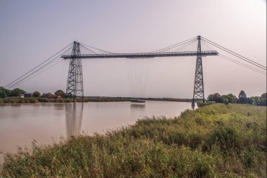 Taşıyıcı köprüsü Rochefort, Charente, Fransa 'da bir nehri geçiyor