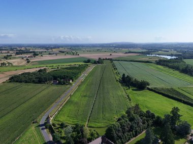 Gökyüzünden görünen çitlerle ve ağaçlarla tarlaların ve çayırların havadan görünüşü