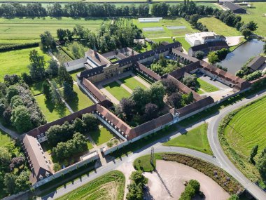 Burgundy, Fransa 'daki Sept-Fons Manastırı' nın havadan görünüşü