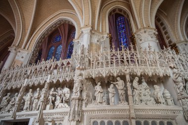 Fransa 'daki Chartres katedralindeki bir heykelin detayları.