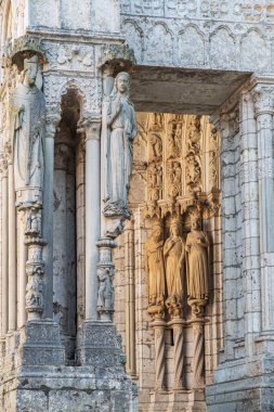 Fransa 'daki Chartres Katedrali' nin dışındaki bir heykelin detayları.