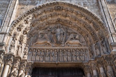 Fransa 'daki Chartres Katedrali' nin dışındaki bir heykelin detayları.