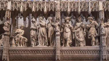 Fransa 'daki Chartres katedralindeki bir heykelin detayları.