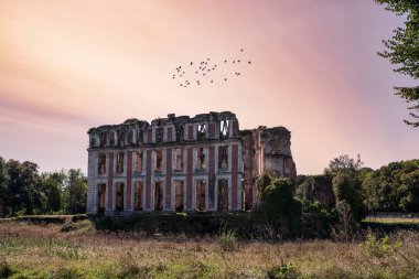 Chateau de la Fert-Vidame 'ın harabeleri parkında.