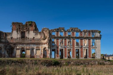 Chateau de la Fert-Vidame 'ın harabeleri parkında.