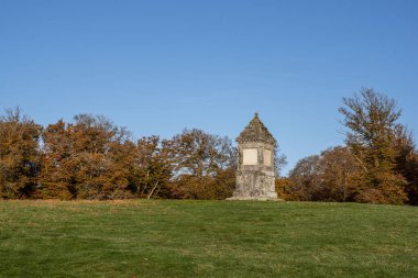 Mont Beuvray Zirvesi Burgundy, Fransa Sonbaharda sis ve günışığıyla