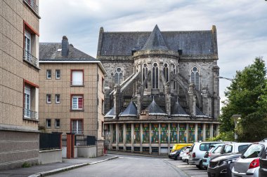 Fransa 'nın Normandiya kentindeki Flers kasabasındaki Saint Germain Kilisesi ve papaz evi.