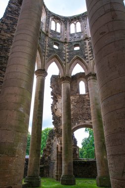 Fransa, Normandiya 'da doğayla çevrili Hambye Manastırı