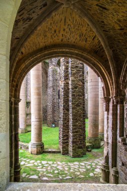 Fransa, Normandiya 'da doğayla çevrili Hambye Manastırı