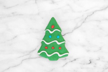 Noel zencefilli kekler köknar ağacı şeklinde, kırmızı, yeşil ve beyaz renklerde.